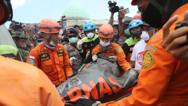 Korban Gempa Terjebak di Reruntuhan Masjid