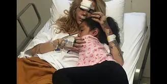 Kondisi mulai membaik, Sheila Marcia sudah diizinkan dokter meninggalkan rumah sakit. Akibat kecelakaan pada Sabtu, (6/5) ibu tiga orang anak itu harus menjalani perawatan karena banyak luka dibagian wajahnya. (Instagram/devi_nadia29)