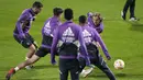 Gelandang Real Madrid  Luka Modric berlari ke arah bola saat sesi latihan bersama rekan setimnya, di stadion Al Nassr, di Riyadh, Arab Saudi, Selasa (10/1/2023). Real Madrid akan menghadapi Valencia di King Fahd International Stadium pada semifinal Piala Super Spanyol, Kamis, 12 Januari 2023, dini hari WIB. (AP Photo/Hussein Malla)