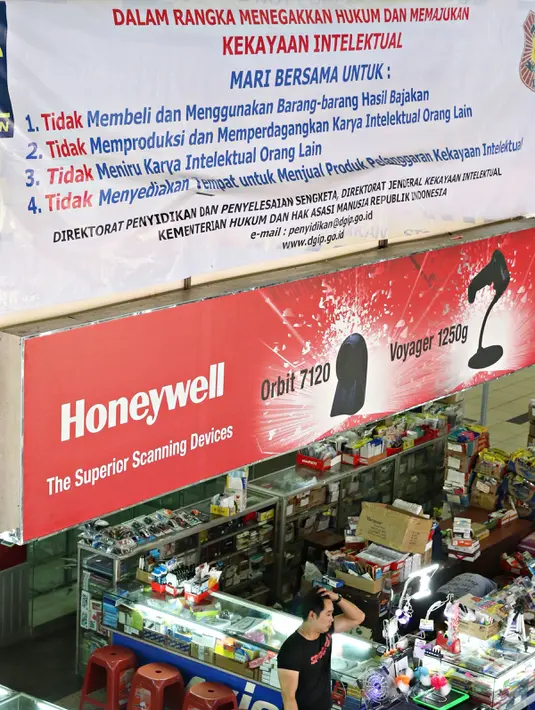Spanduk sosialisasi peningkatan kesadaran untuk menghormati hasil karya intelektual di salah satu pusat perbelanjaan elektronik di Mangga Dua, Jakarta, Rabu (18/5). (Liputan6.com/Immanuel Antonius)