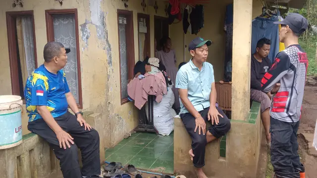 Rumah rusak terdampak bencana pergerakan tanah di Kampung Cijambe, Desa Bantargadung, Kabupaten Sukabumi.