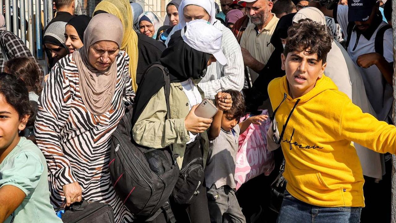 Perbatasan Jalur Gaza dan Mesir di Rafah akhirnya dibuka sejak perang Israel dan Hamas meletus pada 7 Oktober 2023. Ratusan orang pun mulai meninggalkan wilayah Palestina yang terkepung total.