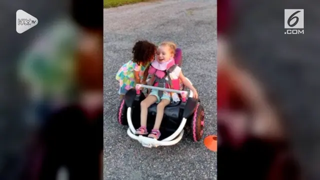 Haru, seorang gadis kecil ini berhasil memotivasi sahabatnya untuk menggunakan kursi roda.