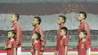Bendera merah putih raksasa saat pertandingan Indonesia melawan Bahrain pada laga PSSI Anniversary Cup 2018 di Stadion Pakansari, (27/4/2018). Indonesia kalah 0-1 dari Bahrain.  (Bola.com/M Iqbal Ichsan)