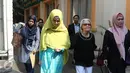 Risty Tagor ditemani nenek dan kuasa hukumnya saat mendatangi KPAI, Jakarta, Rabu (6/4/2016). Risty Tagor diperiksa KPAI atas laporan mantan suaminya Stuart Collin terkait pengaduan hak asuh anak. (Liputan6.com/Herman Zakharia)