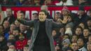 Pelatih kepala Bournemouth, Andoni Iraola memberi instruksi kepada pemainnya saat menghadapi Manchester United pada laga pekan ke-16 Liga Inggris 2023/2024 di Old Trafford Stadium, Sabtu (9/12/2023). (AP Photo/Jon Super)