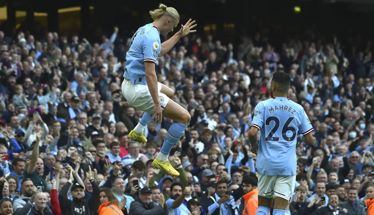 Pemain Manchester City Erling Haaland melakukan selebrasi setelah mencetak gol pembuka timnya saat laga lanjutan Liga Inggris antara Manchester City melawan Brighton and Hove Albion di Stadion Etihad, Sabtu (22/10/2022). (AP/Rui Vieira)