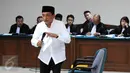 Mantan Bupati Bangkalan Fuad Amin mengecek mikrofon sebelum sidang pemeriksaan terdakwa di Pengadilan Tipikor, Kamis (17/9). Fuad mengaku menerima uang suap dari PT Media Karya Sentosa terkait proyek eksplorasi gas. (Liputan6.com/Helmi Afandi)