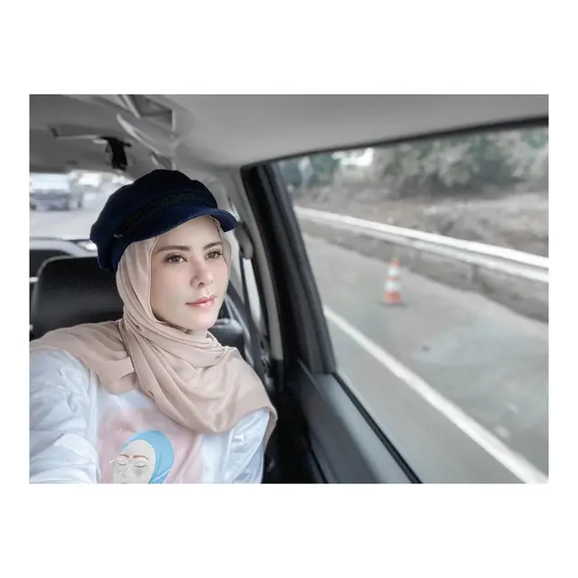Inspirasi Busana Hijab Dengan Topi