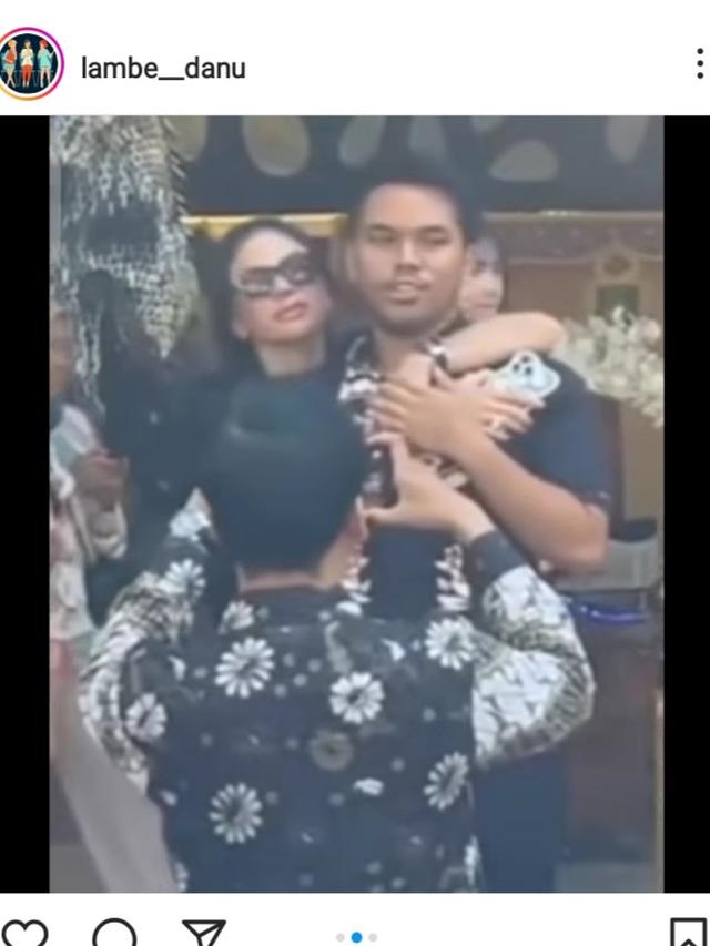 Nikita Mirzani  memeluk Thariq Halilintar, saat itu Fuji lewat di belakang keduanya (Foto: instagram lambe__danu)