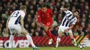 Aksi pemain Liverpool, Roberto Firmino melewati hadangan dua pemain West Bromwich Albion pada lanjutan Premier League pekan ke-9 di Stadion Anfield, Minggu (23/10/2016) dini hari WIB.  (Action Images via Reuters/Ed Sykes)