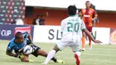 Kiper Pusamania Borneo FC, Galih Sudaryono, mengamankan bola tendangan gelandang Surabaya United, Ilham Udin Armaiyn, pada babak 8 besar Piala Jenderal Sudirman di Stadion Maguwoharjo, Sleman, Minggu (13/12/2015). (Bola.com/Nick Hanoatubun)