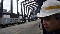 Seorang petugas memperhatikan simulasi bongkar muat peti kemas saat peresmian 12 Rubber Tyred Gantry Crane, di terminal peti kemas Jakarta International Container Terminal, Tanjung Priok.(Antara)