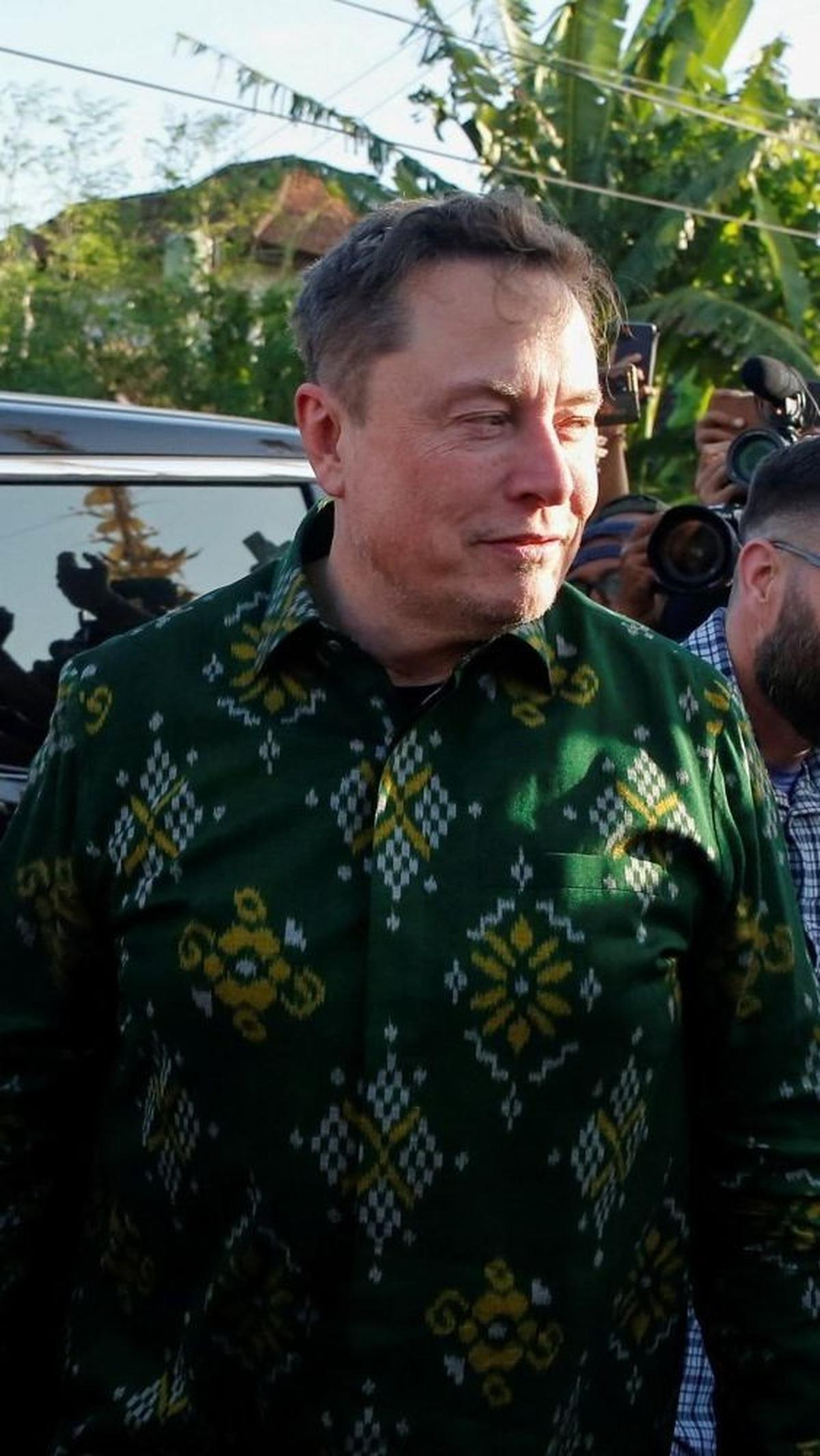 Saat tiba, Elon terlihat mengenakan batik lengan panjang berwarna hijau.&nbsp;Foto: REUTERS / Johannes P. Christo<br>