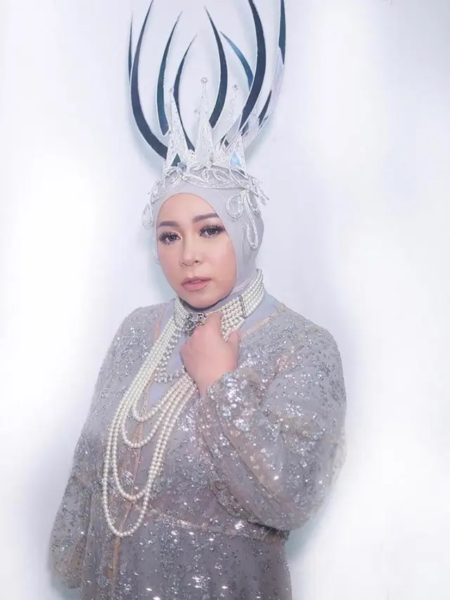 6 Gaya Melly Goeslaw dengan Aksesoris Kepala yang Nyentrik
