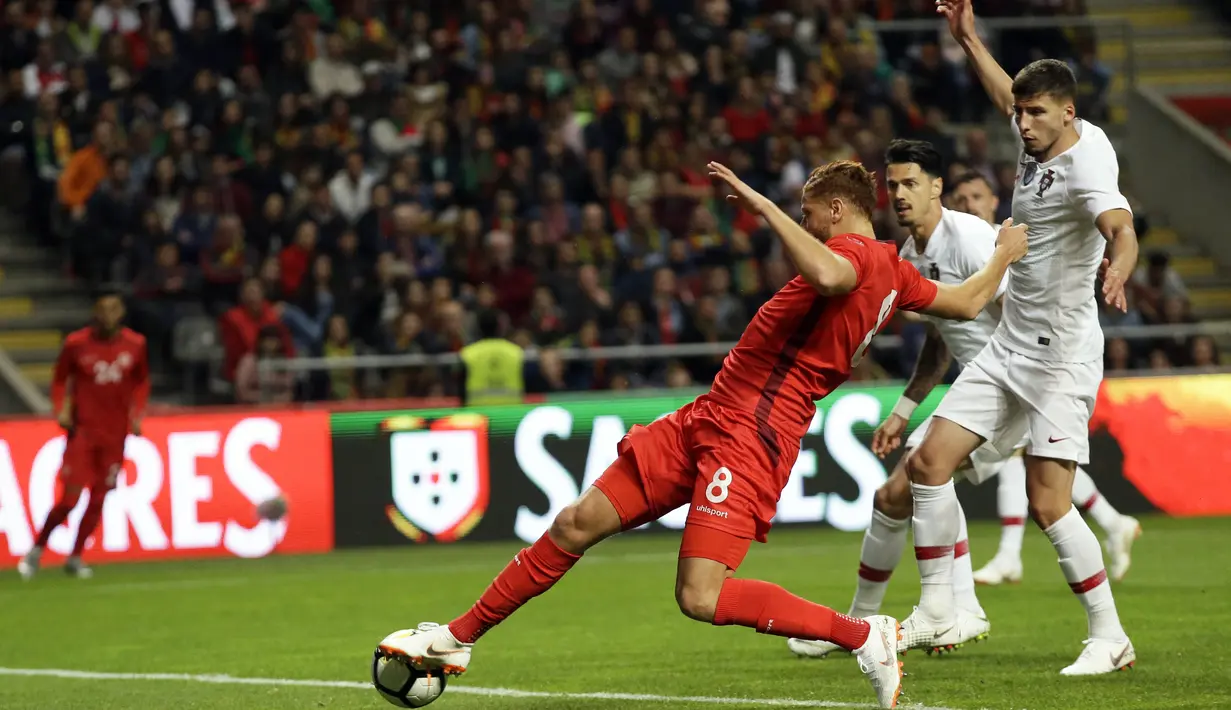 Pemain Tunisia, Fakhredine Ben Youssef (kiri) saat mencetak gol ke gawang Portugal pada laga uji coba di Estadio Municipal de Braga, (28/5/2018) waktu setempat. Portugal dan Tunisia bermain imbang 2-2. (AP/Armando Franca)