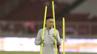 Asisten pelatih Timnas Indonesia, Yeyen Tumena, saat latihan jelang laga kualifikasi Piala Dunia di SUGBK, Jakarta, Senin (2/9). Indonesia akan berhadapan dengan Malaysia. (Bola.com/M Iqbal Ichsan)