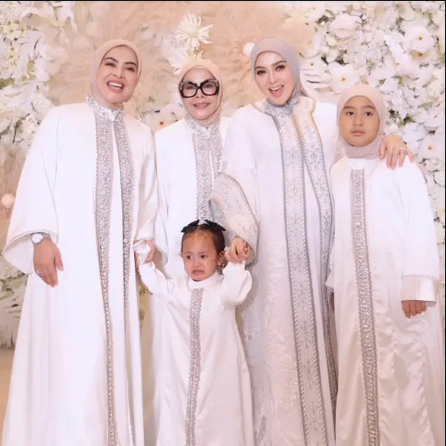 6 Potret Syahrini dan Keluarga dalam Acara 7 Bulanan Kehamilan, Digelar di Singapura