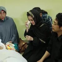 Kristina berduka atas meninggalnya ibunda tercinta (Galih W Satria/Bintang.com)