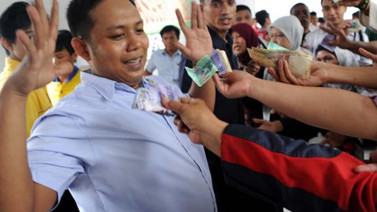 Warga berebut sembako murah