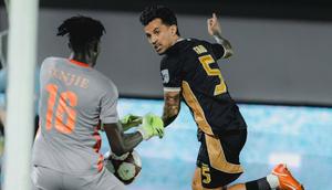 Upaya sepakan winger Dewa United, Stefano Lilipaly masih bisa ditahan kiper Manila Digger, Omar Njie dalam laga leg kedua perempat final AFC Challenge League 2025/2026 di Indomilk Arena, Kamis (12/3/2026) malam. (Dok. Dewa United)