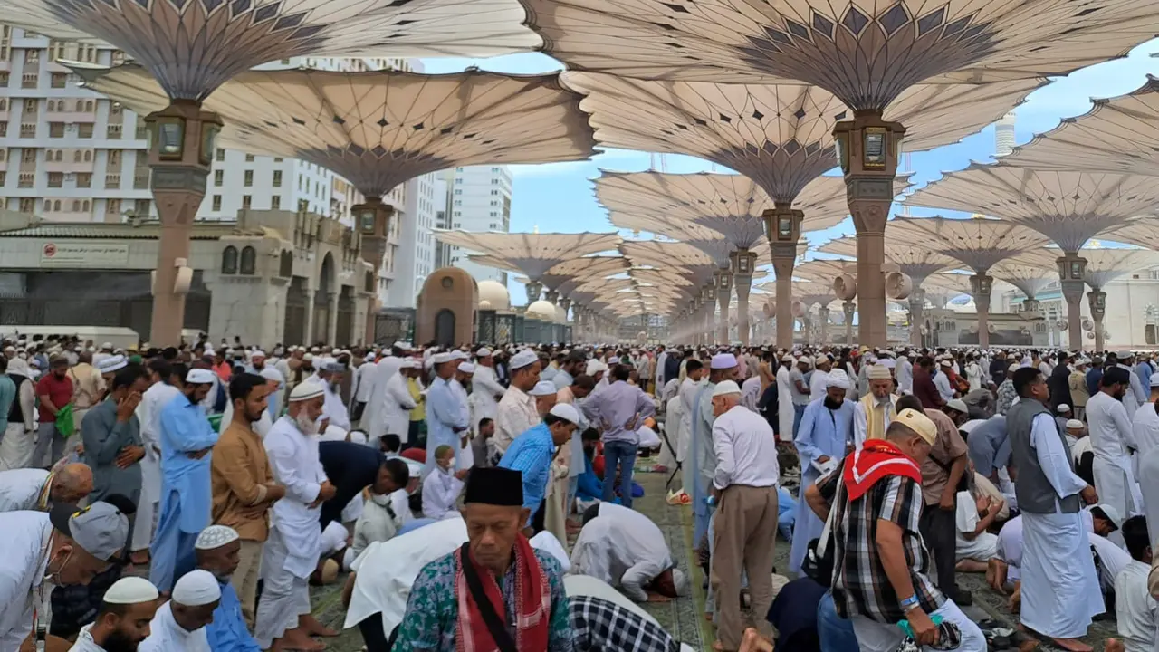 Bus yang mengangkut jemaah umrah asal Indonesia terbakar dalam perjalanan dari Mekkah menuju Madinah.
