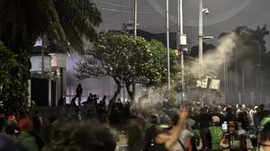 Semprotan Water Cannon Bubarkan Massa Demo Depan DPR