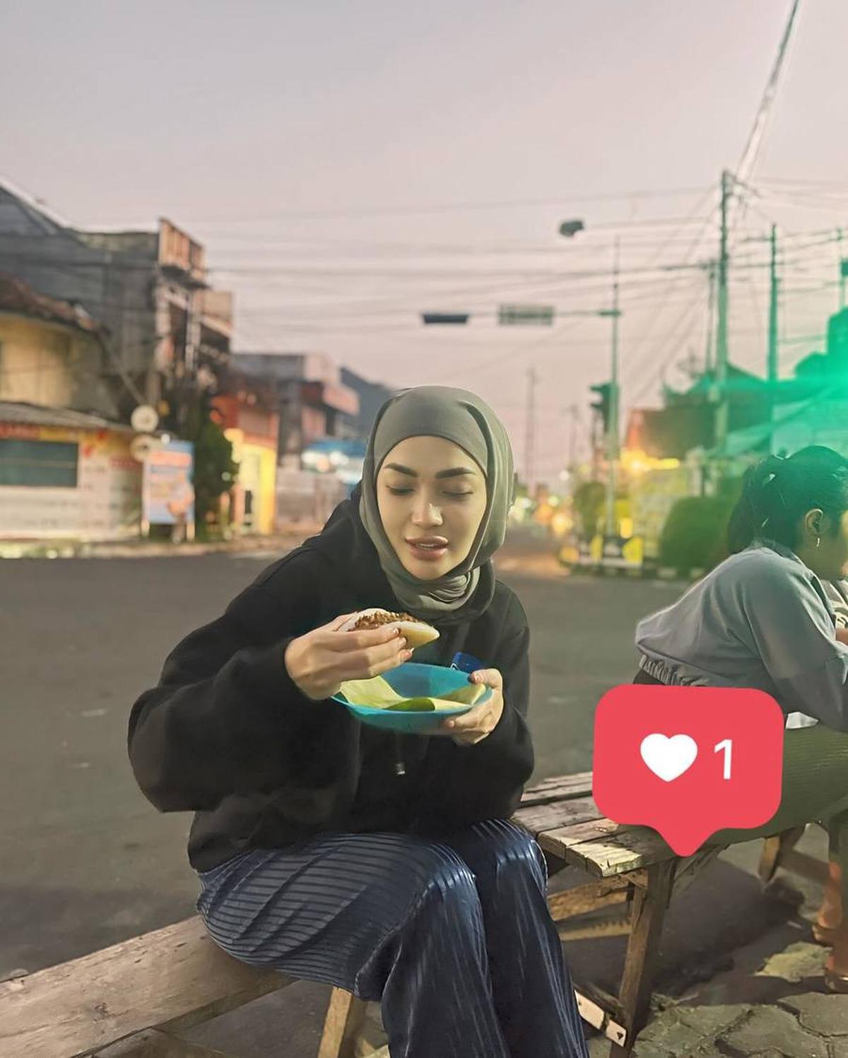 "Garut punya cerita, sederhana tapi bahagia kata kue serabi," tulisnya sebagai caption. Foto-fotonya pun menuai banyak pujian.