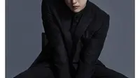 Berbalut black suit, pesona elegan Jinyoung di foto ini juara banget deh! (FOTO: instagram.com/jinyoung_0922jy/)