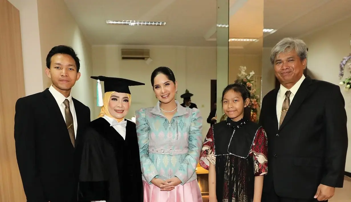 Sebagai paduan, Annisa Pohan mengenakan rok ruffle midi bernuansa pink satin [@annisayudhoyono]