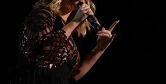 Bukan Adele kalau tak melewatkan kejadian aneh di atas panggung. Sempat mematahkan piala grammy, kabar terbaru menyiarkan bahwa Adele brtengkar dengan seekor nyamuk. Pastinya itu membuat dirinya sangat heboh. (AFP/Bintang.com)