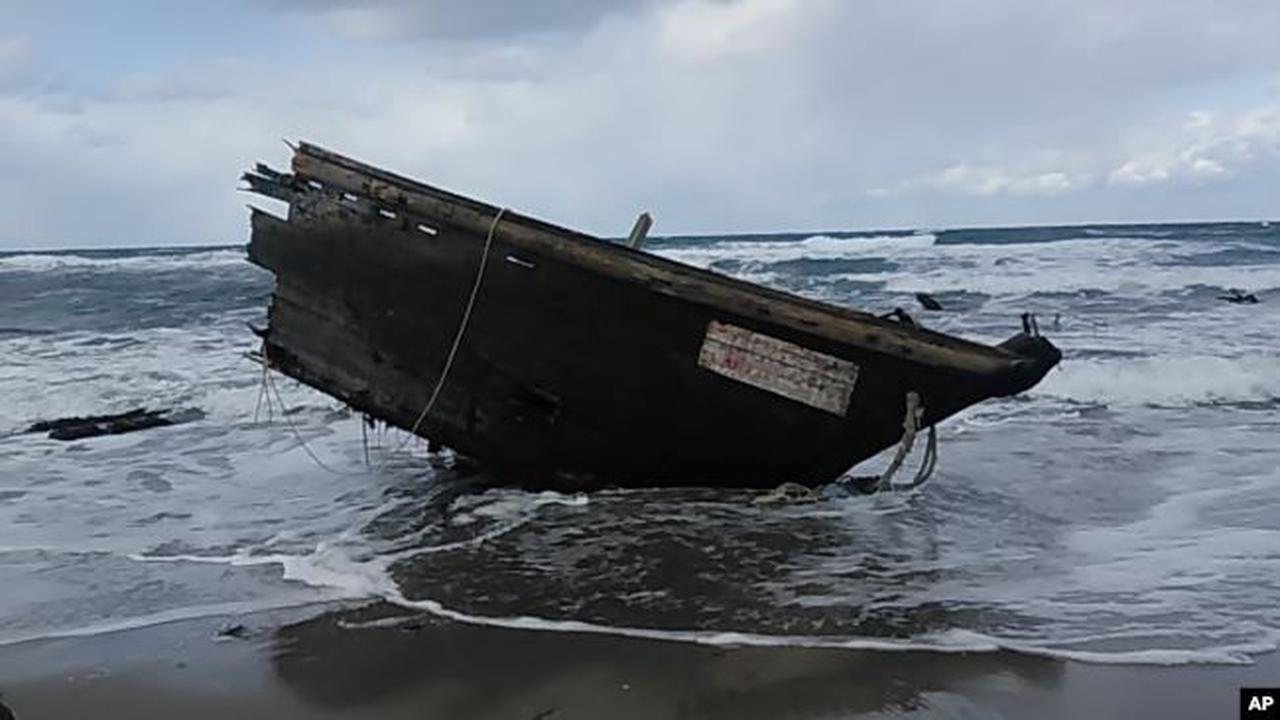 Foto yang dirilis oleh Stasiun Penjaga Pantai Sado menunjukkan bagian dari sebuah kapal di Pulau Sado, Prefektur Niigata, bagian utara Jepang, 28 Desember 2019.
