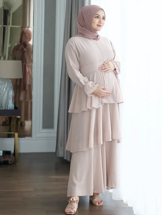 "Ada rasa seneng sebentar lagi ketemu baby..tapi ada rasa takut jugaa mau lahiran nanti..wajar gak si bu ibu? Hehe," sambungnya. (Instagram/citraciki)