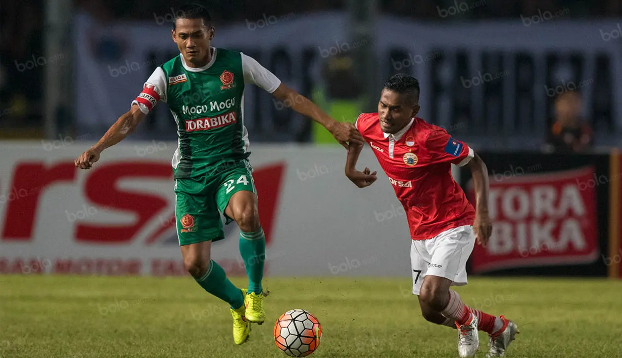 Kapten PS TNI, Legimin Raharjo, menarik baju dari gelandang Persija, Ramdani Lestaluhu, pada laga Torabika Soccer Championship 2016 di SUGBK, Jakarta, Jumat (11/6/2016). Persija berhasil menang 1-0 atas PS TNI. (Bola.com/Vitalis Yogi Trisna)