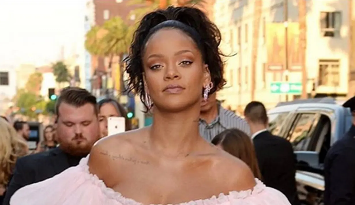 Setelah beberapa bulan ramai diperbincangkan soal hubungan Rihanna dan Hassan Jameel, akhirnya keduanya tertangkap kamera sedang menghabiskan waktu bersama. Meski tak ada komentar yang keluar dari bibir mereka. (Instagram/badgalriri)