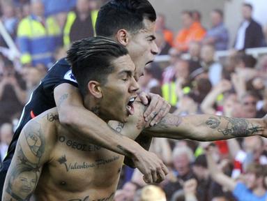 Selebrasi pemain Liverpool, Roberto Firmino dan Philippe Coutinho saat mencetak gol ke gawang Stoke City pada laga Premier League pekan ke-32 di Britannia Stadium, Stoke, (8/4/2017). Liverpool menang 2-1. (AP/Rui Vieira)