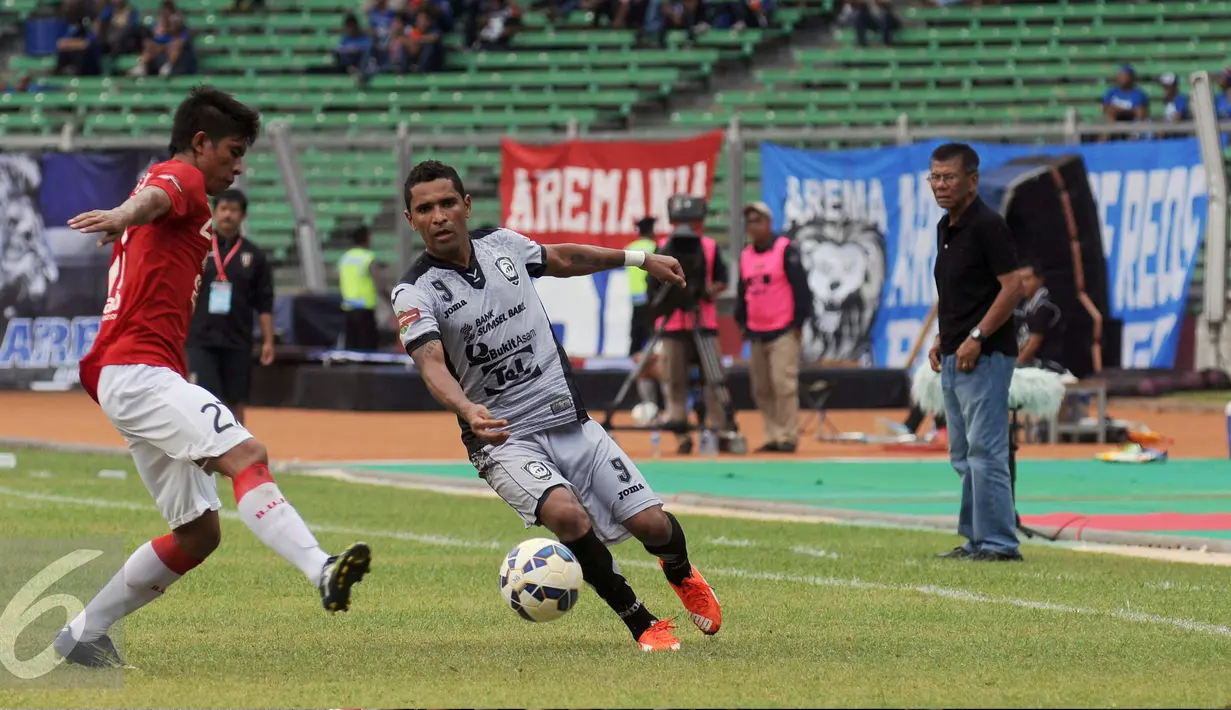 Penyerang Sriwijaya FC, Alberto Goncalves (tengah) mencoba melewati bek Bali United Agus Nova saat laga perebutan tempat ketiga Piala Bhayangkara 2016 di Stadion GBK Jakarta, Minggu (3/4/2016). Sriwijaya unggul 2-0. (Liputan6.com/Helmi Fithriansyah)