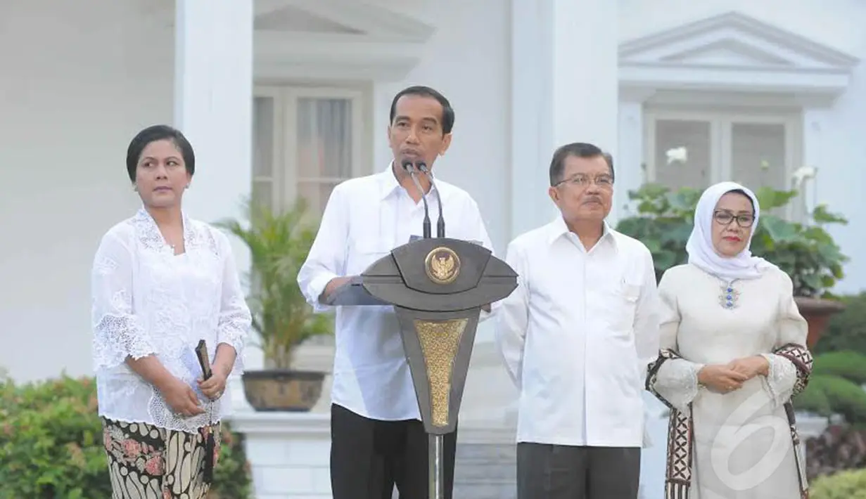 Presiden Jokowi yang ditemani Wakil Presiden, Jusuf Kalla beserta istri mengumumkan jabatan menteri yang akan memimpin 34 departemen (Liputan6.com/Herman Zakharia) 