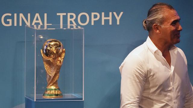 Foto: Pertama Kalinya dalam Sejarah, Trofi Piala Dunia Dipamerkan di Iran