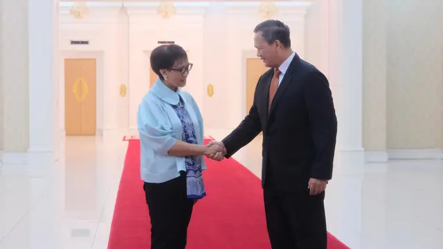 Menlu RI Retno Marsudi (kiri) dan Menlu Kamboja Sok Chenda Sophea (kanan )melakukan pertemuan bilateral di Phnom Penh, Rabu (21/8/2024). (Dok. Kemlu RI)