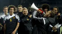 Pemain tim nasional Belgia, Eden Hazard, menunjukkan rasa senang usai membawa negaranya lolos ke putaran final Piala Eropa 2016. (REUTERS / Albert Gea)