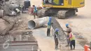 Sejumlah pekerja merangkai besi untuk pembuatan pondasi pembangunan underpass Mampang Prapatan-Kuningan, Jakarta, Selasa (16/5). Jalan yang semula empat lajur, menyempit menjadi dua lajur mix traffic. (Liputan6.com/Helmi Afandi)