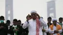 Sejumlah warga melakukan Salat Minta Hujan dekat Sungai Musi di Palembang, Minggu (20/9/2015). Mereka berharap Tuhan segera menurunkan hujan dan menghilangkan kabut asap yang melanda Sumatra dan Kalimantan. (Reuters/Beawiharta)