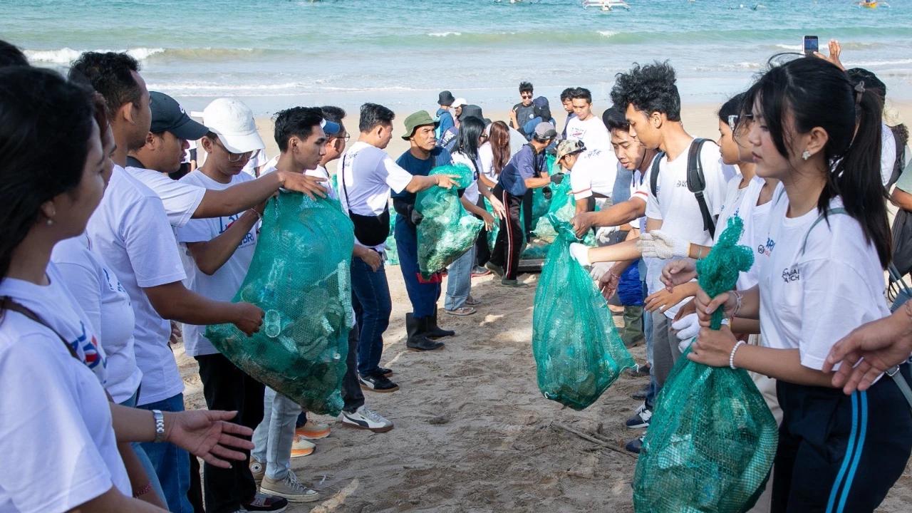 BRI Peduli Dukung Gerakan Indonesia ASRI Lewat Program Bersih-Bersih Sampah di Pantai Bali