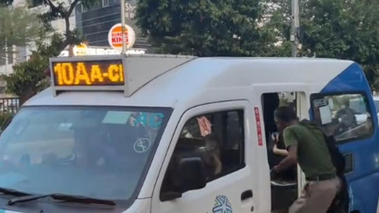 Pintu Buka Tutup Otomatis hingga Punya AC, Momen Wanita Naik Angkot Modern di Jakarta Ini Curi Perhatian