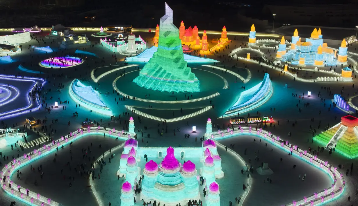 Foto udara menunjukkan wisatawan mengunjungi Dunia Es-Salju Harbin di Harbin di Provinsi Heilongjiang, China timur laut, Sabtu (25/12/2021). Dunia Es-Salju Harbin ke-23 dibuka untuk umum pada hari Sabtu. (Wang Jianwei/Xinhua via AP)