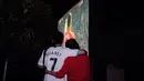 Sepasang suporter ‘’The Reds’ menyaksikan laga Liverpool kontra Manchester United. Liputan6.com menggelar acara nonton bareng seru bersama Big Reds reg Bekasi di Alibaba Futsal, Bekasi, Minggu (22/3/2015). (Liputan6.com/Helmi Fithriansyah)