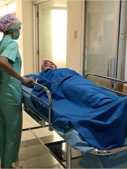 "Kita tahunya emang lambung. Tapi saya bilang ke Tiara, mumpung disini mendingan lakukan cek menyeluruh," kata Dini, asisten Tiara Dewi saat ditemui Bintang.com di RS Abdi Waluyo, Menteng, Jakarta Pusat, Jumat (7/7) malam. (Instagram/tiaradewireal)