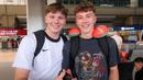 <p>Pemain Timnas Selandia Baru U-17, Matt Ford (kiri) berfoto bersama dengan Luke Supyk saat tiba di Terminal 3 Bandara Soekarno Hatta, Tangerang, Banten menjelang Piala Dunia U-17 2023 pada Jumat (03/11/2023). (Bola.com/Bagaskara Lazuardi)</p>