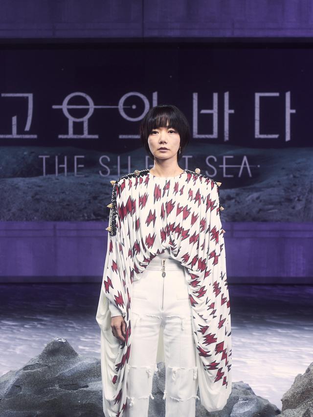 Bae Doona dalam konferensi pers The Silent Sea. (Netflix)